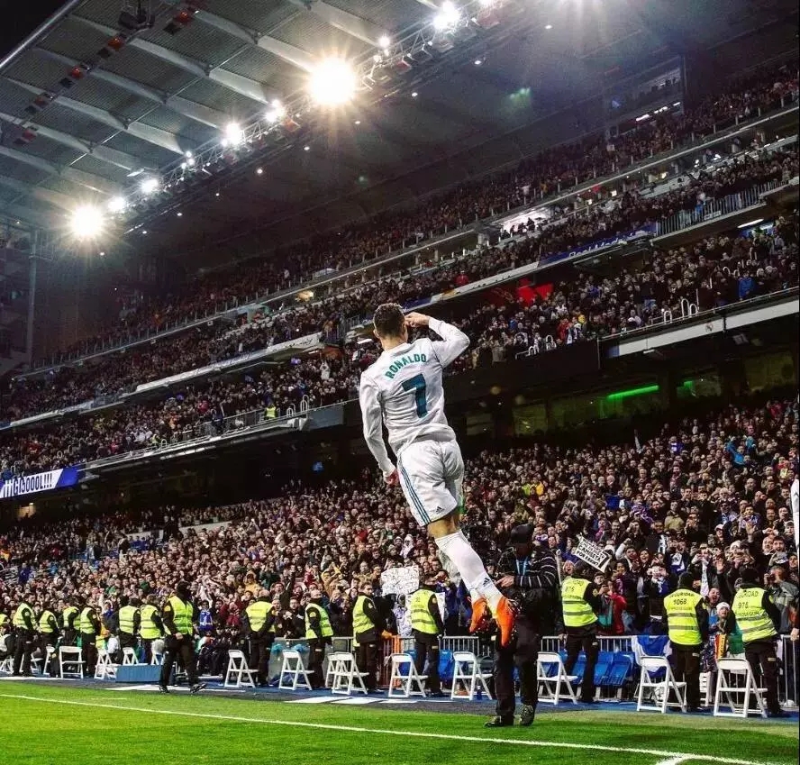 47岁苏提达率泰国队入场，穿西装系领带气宇轩昂，“艳压”欧拉弄