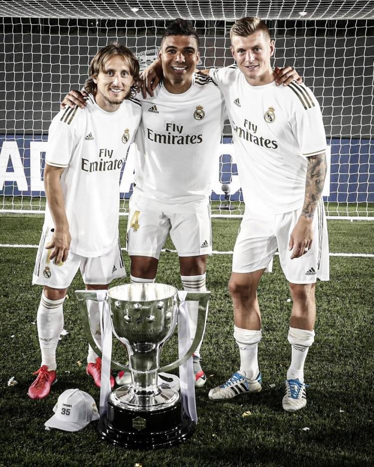 足球俱乐部财务与引援策略分析