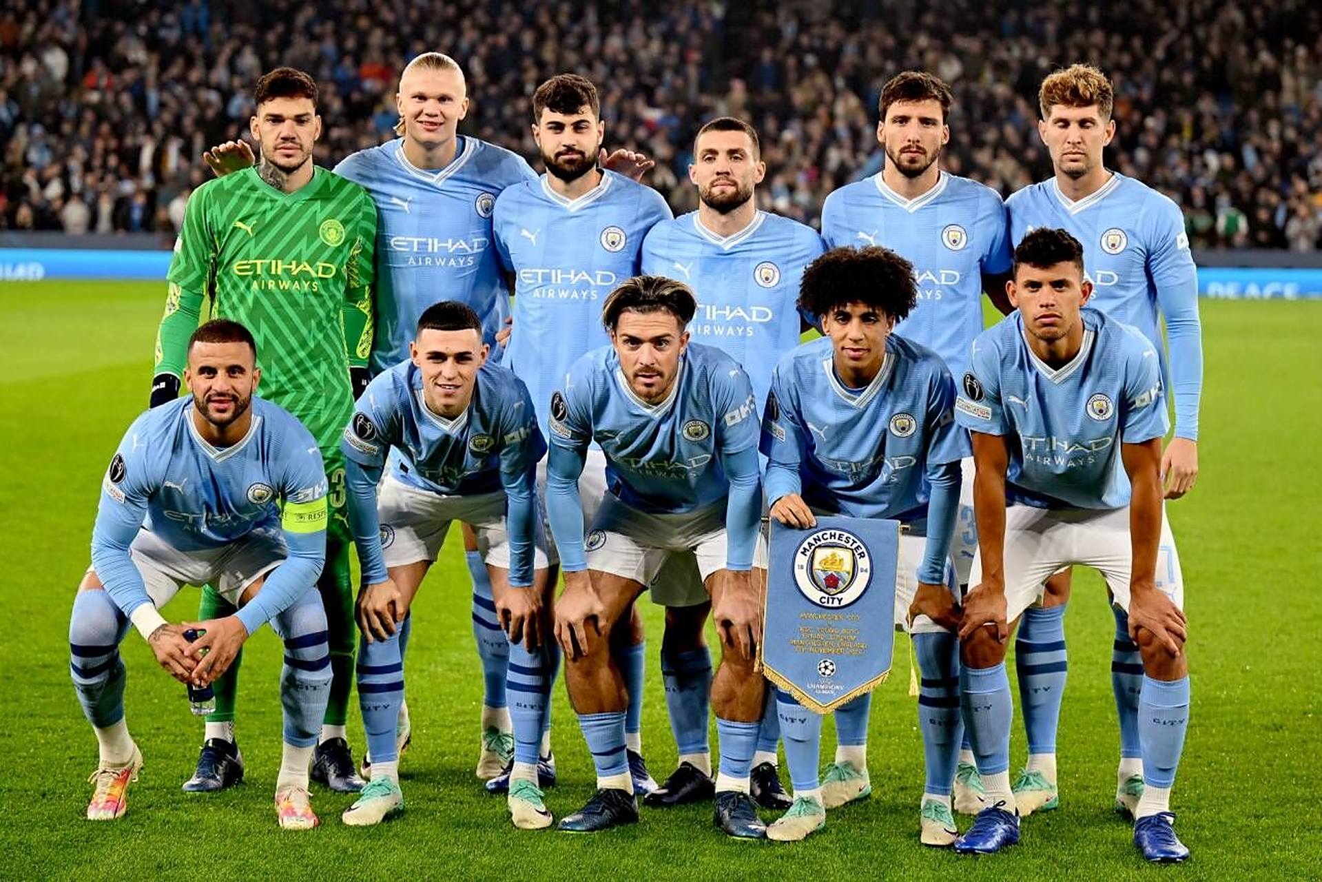 曼联英超15轮4-1胜狼队，近3轮不败，B费2射1传，助球队冲至第六，有望重返欧冠区。